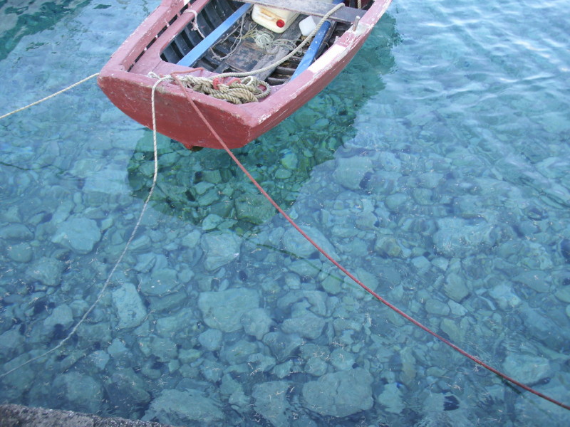 Glasklares Wasser im Hafen einer griechischen Insel