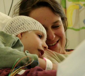 Krankenhaus: Uma trägt einen Kopfverband, ihre Mutter Tabea liest ihr aus einem Buch vor