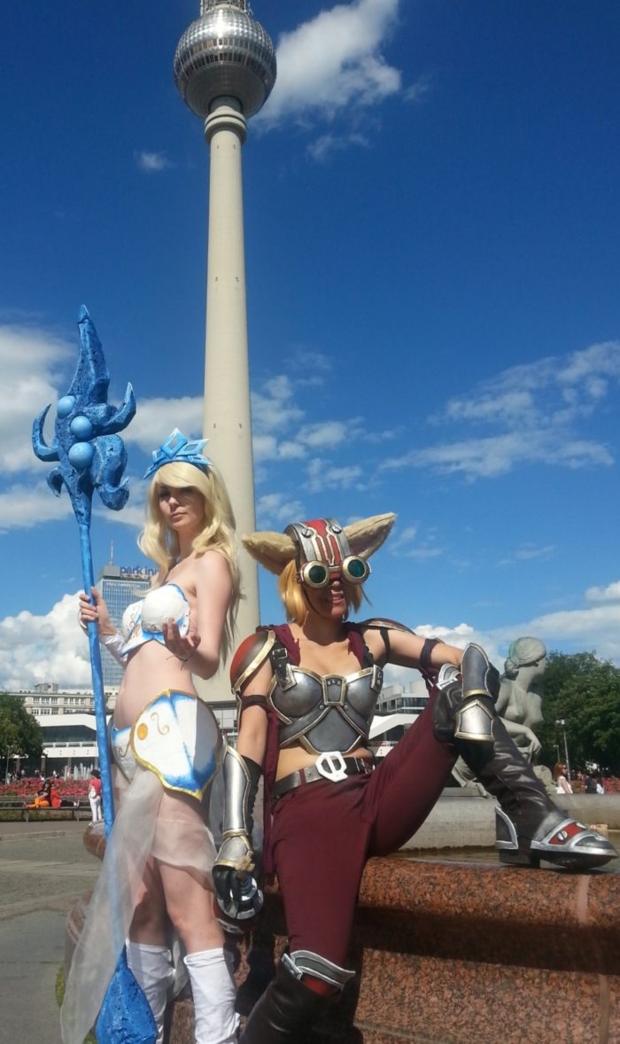 Zwei junge Frauen im Cosplay posen vor dem Berliner Fernsehturm