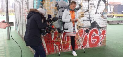 Olympiasiegerin Christiane Reppe lehnt an einer Mauer mit Grafitti
