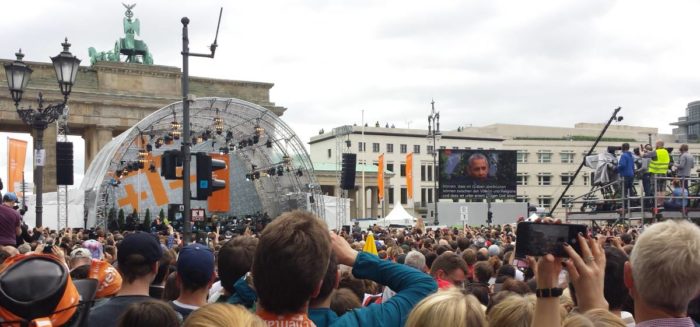 Kirchentag 2017 Berlin: Menschenmenge vor dem Brandenburger Tor lauscht Barack Obama