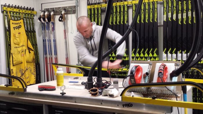 Ralph Schmidt bearbeitet einen Ski in seiner mobilen Werkstatt