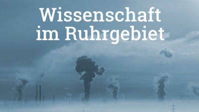 Landschaft mit rauchenden Schloten, blaugefärgt und mit Schrift: Wissenschaft im Ruhrgebiet